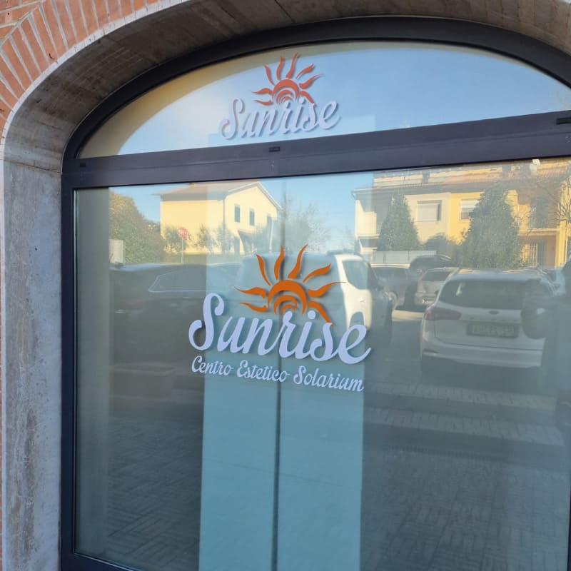 VETROFANIA ADESIVA NEGOZIO 